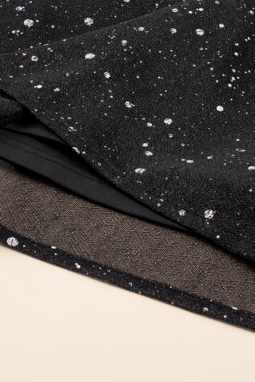 Schickes schwarzes Glitzerkleid mit elegantem Netzüberzug