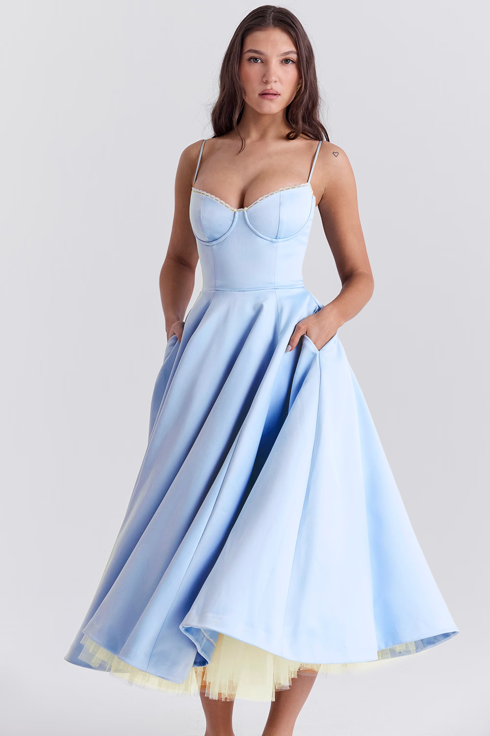 Stilvolles, figurbetontes Damenkleid