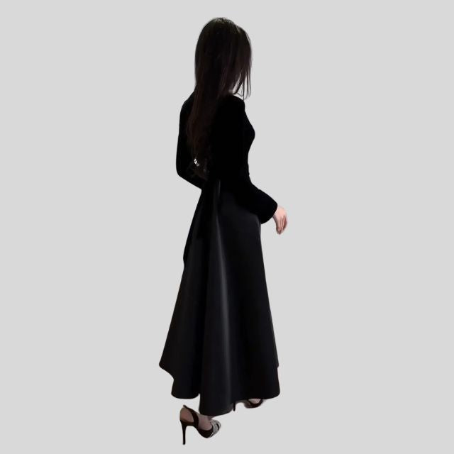 Elegantes Samt-Turtleneck-Kleid mit ausgestelltem Saum