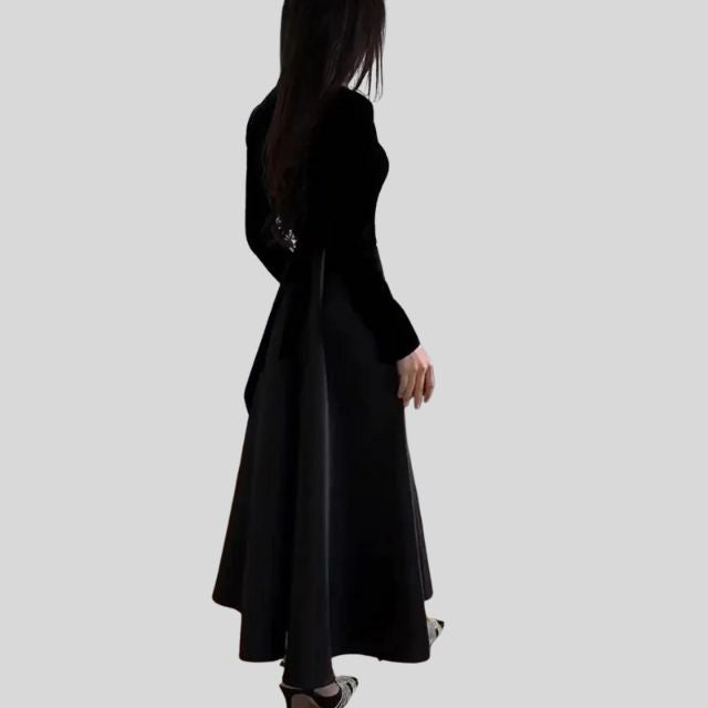 Elegantes Samt-Turtleneck-Kleid mit ausgestelltem Saum